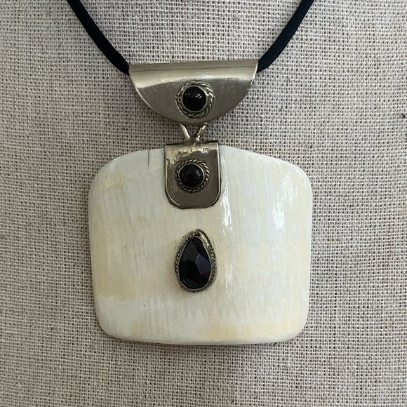 ✨ Large Vintage Bone & Garnet Pendant | Hand-Carved Artisan Heirloom - Picture 2 of 8